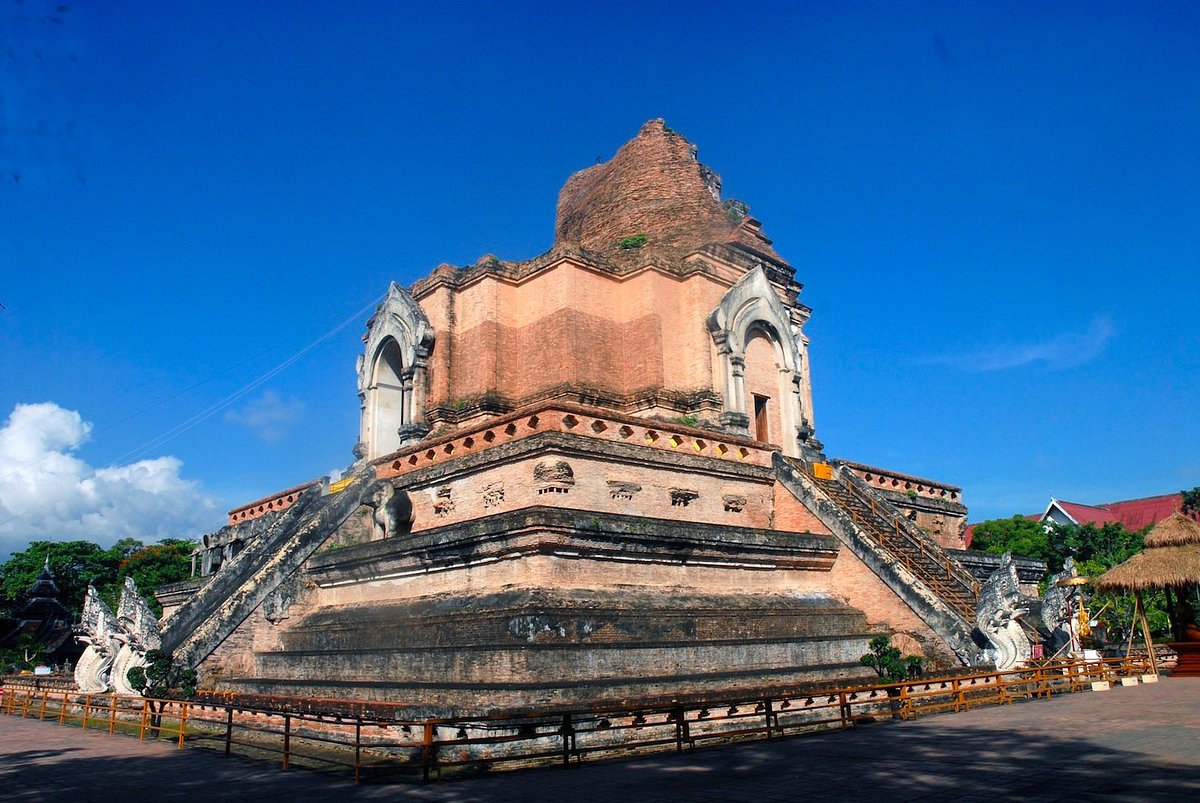 Wat Chedi Luang là ngôi chùa nổi tiếng mà khách du lịch nào cũng ghé thăm khi tới Chiang Mai