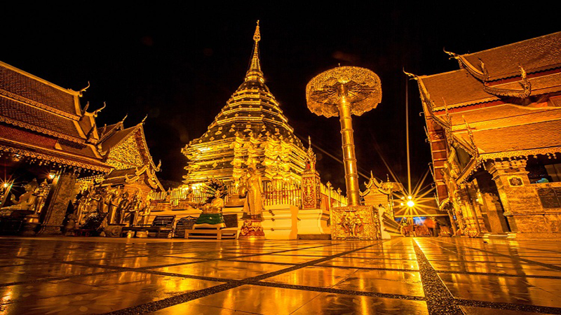 Wat Phrathat Doi Suthep dát vàng là một trong những ngôi chùa đẹp nhất Thái Lan